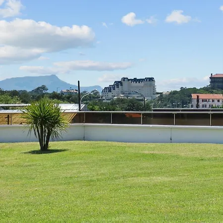 Idyllic In With 2 Bedrooms, Garden And Terrace 150m Appartement
